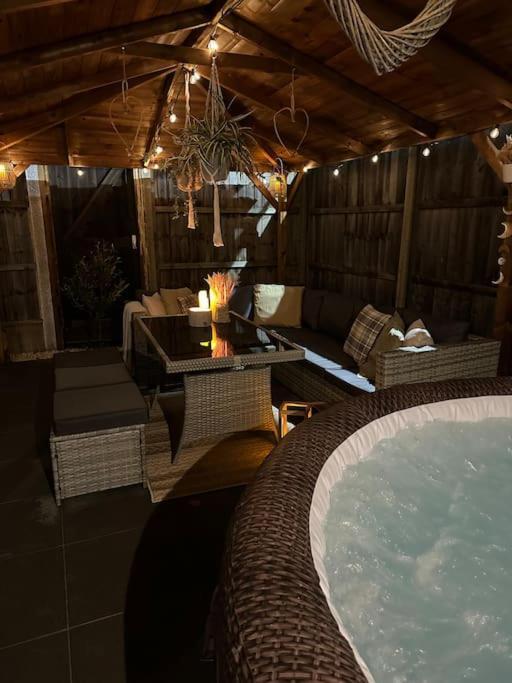 Villa Barn With Hot Tub Goff's Oak Exterior foto